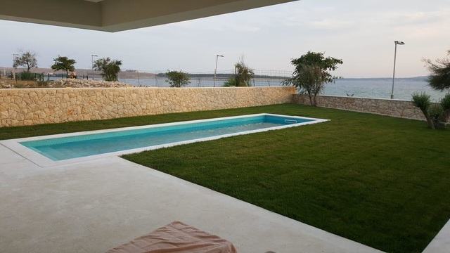 Apartment with pool in the first row by the sea