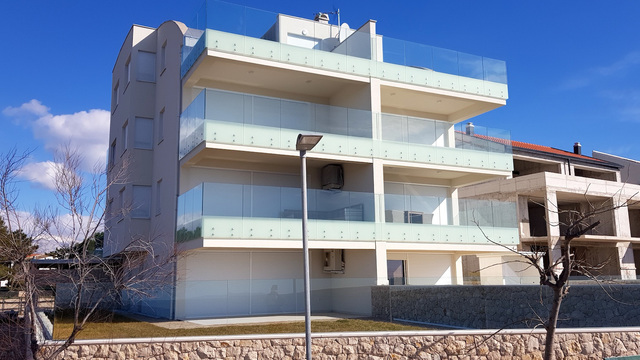 Apartment with pool in the first row by the sea