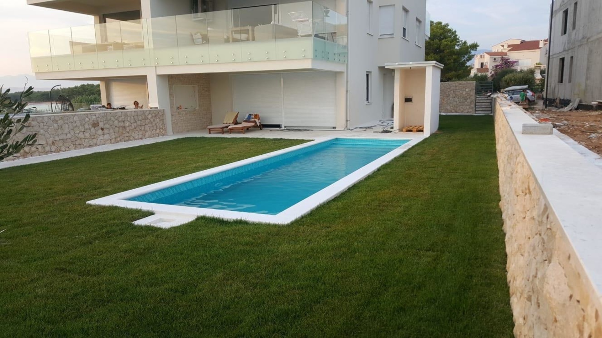 Apartment with pool in the first row by the sea